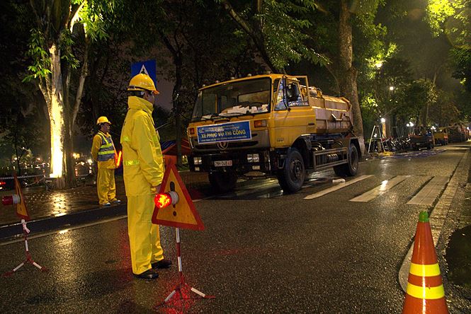 Công nhân dầm mưa lạnh suốt đêm nạo vét Hồ Gươm